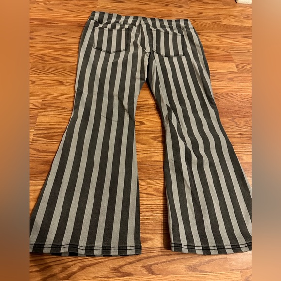 White Birch black and grey striped side zip flare jeans sz 2X - Picture 2 of 4